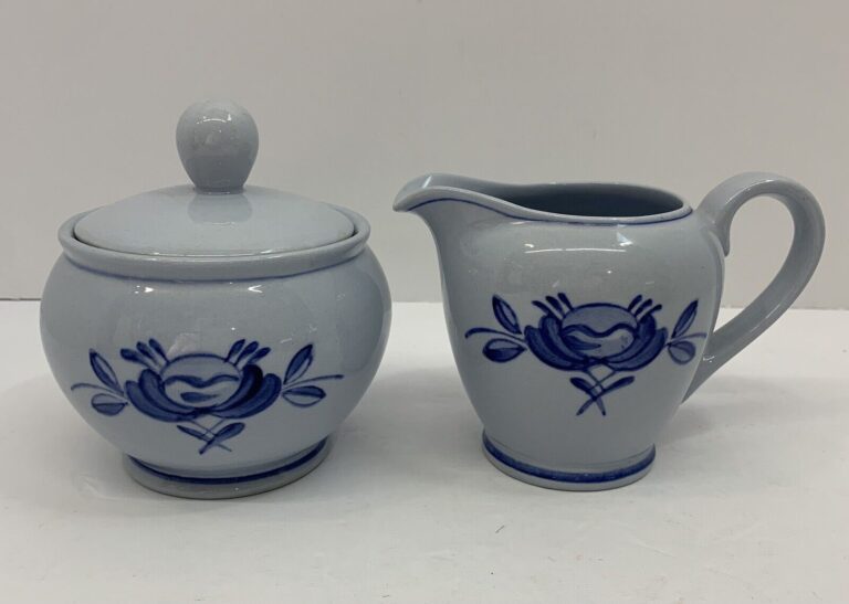 Read more about the article Arabia Finland Blue Rose Grayish Creamer and Sugar 3 1/2″ 10 oz Vintage