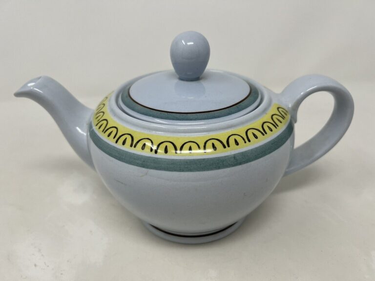 Read more about the article Arabia Finland Crown Band Hand Painted 5 cup Teapot