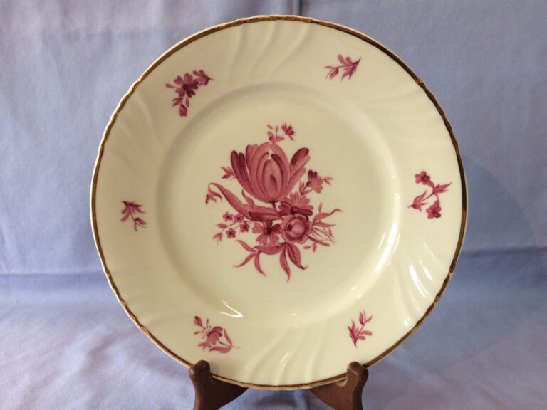 Read more about the article Set/6 ARABIA Finland 8″ SALAD PLATES with Maroon Florals and GOLD Trim.