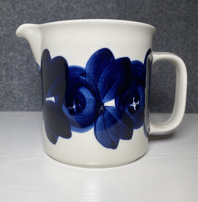 Read more about the article Vintage ARABIA Pitcher Finland BLUE ANEMONE Ulla Procope MCM signed 16oz