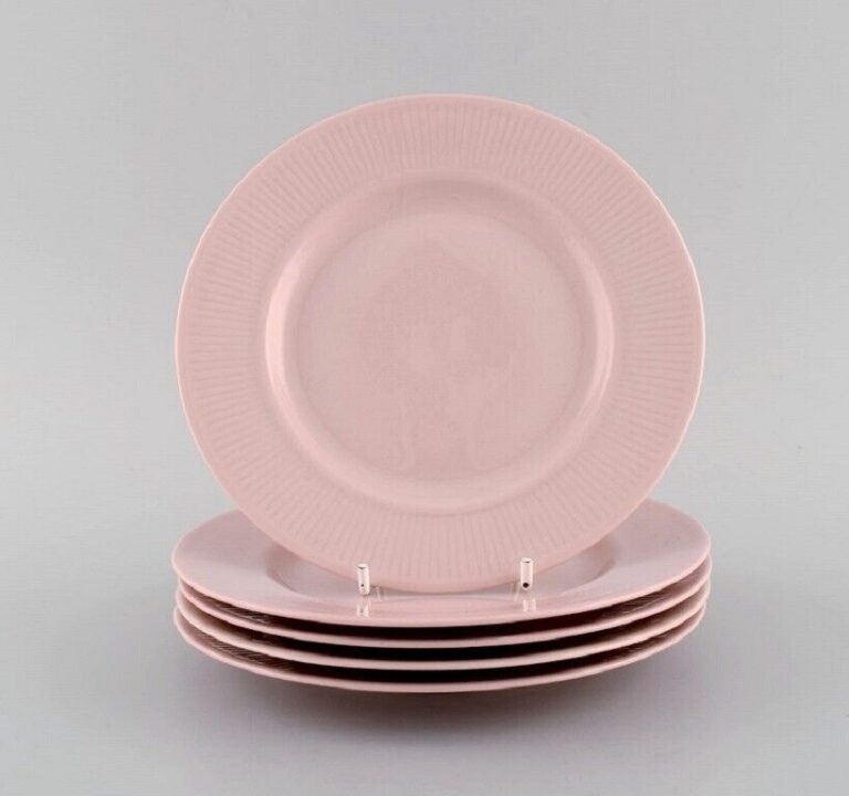 Read more about the article Five Arabia plates in pink glazed porcelain. Mid-20th century.