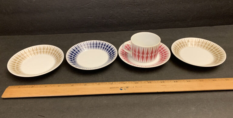 Read more about the article Arabia Finland Espresso Cup and 4 Assorted Color Saucer Plate Dishes
