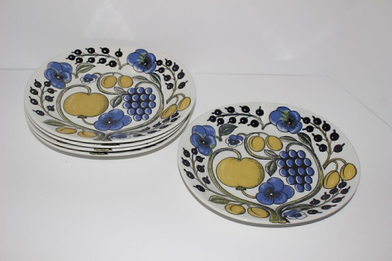 Read more about the article 5 VINTAGE ARABIA FINLAND PARATIISI 9.75″ OVAL LUNCH/LUNCHEON PLATES
