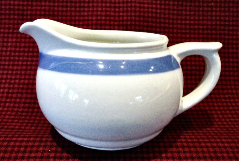 Read more about the article Vintage 1955 – 1970 ARABIA Made in FINLAND Blue Ribbons 2 3/4″ Mini Creamer~GUC