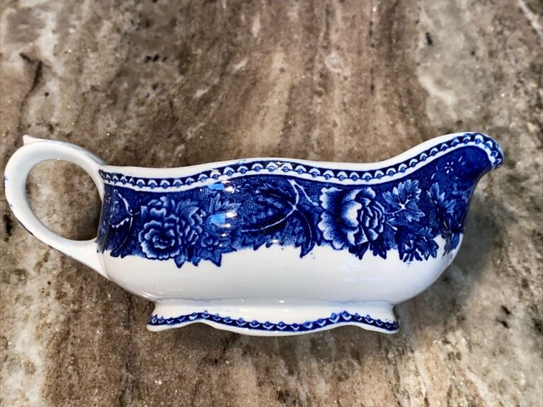 Read more about the article Arabia of Finland LANDSCAPE BLUE Floral Garland 7” Sauce / Gravy Boat Beautiful!