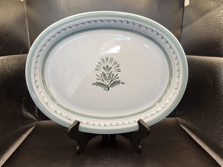 Read more about the article Arabia Finland Green Thistle Hand Painted Oval Serving Platter 12″