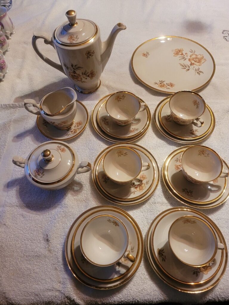Read more about the article Arabia Finland Myrna Luncheon – 6 cups  14 plates  creamer/sugar  Carafe –