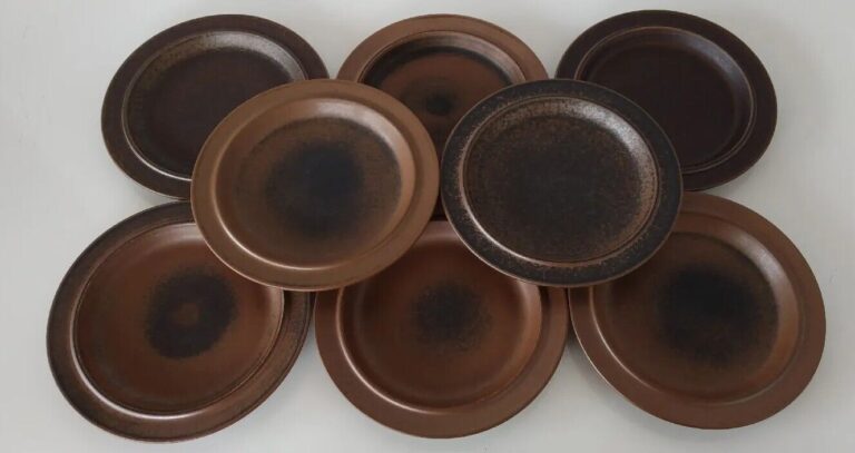 Read more about the article ARABIA FINLAND RUSKA MCM BROWN STONEWARE POTTERY DINNER PLATES – SET OF 8