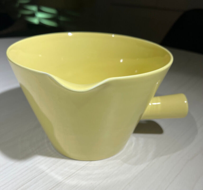 Read more about the article Arabia Of Finland MCM Vintage Collectible Teema Yellow Kaj Frank Huge Gravy Boat