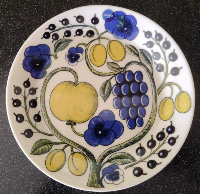 Read more about the article NEW ARABIA FINLAND PARATIISI SALAD PLATE FRUIT GRAPES  8.25 INCHES