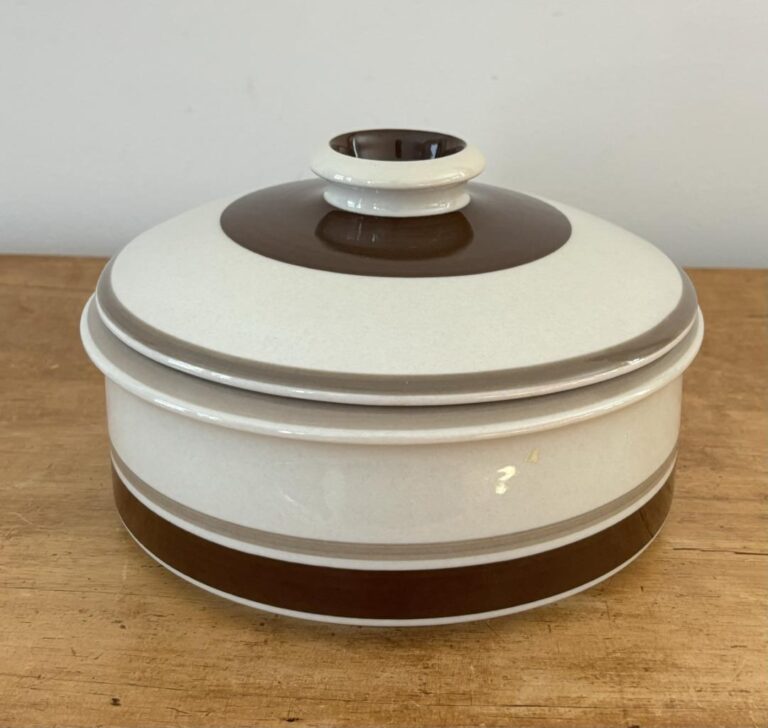 Read more about the article 1970s Arabia Finland Pirtti Casserole 8.75″ White Brown Raija Uosikkinen Excllnt