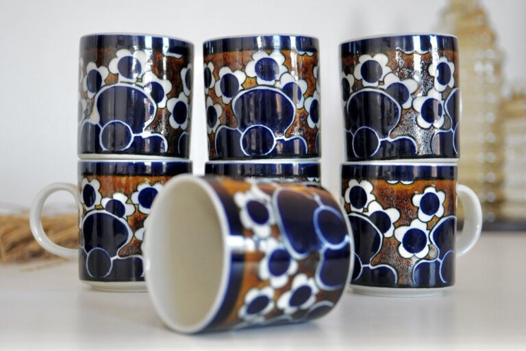 Read more about the article ARABIA FINLAND RARE “Saara” Large Coffee Mugs – À la Carte