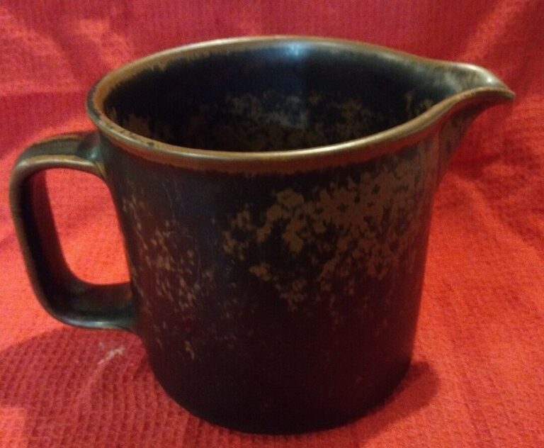 Read more about the article Vintage Arabia of Finland Ruska Medium Size 4″ 16oz Pitcher Brown Stoneware