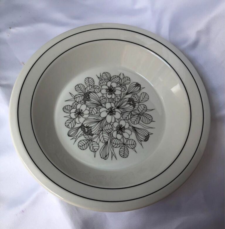 Read more about the article Arabia Krokus Deep Plate Soup Plate 20cm Vintage Esteri Tomula