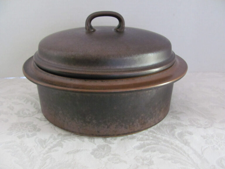 Read more about the article Arabia of Finland Ruska- Light and Dark Brown-2 Qt Covered Casserole with Lid-Tag