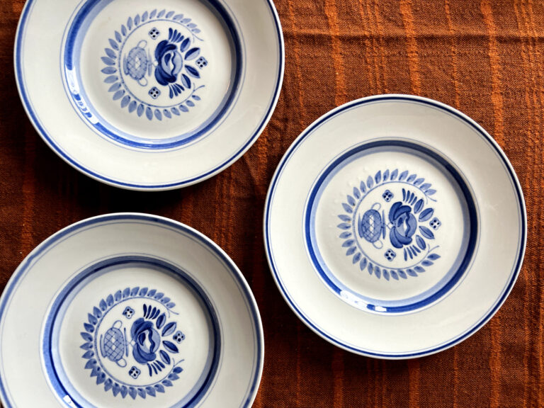 Read more about the article Set Of 3 Vintage Arabia Finland Blue Rose  Flower Rings Dinner Plates 10 1/2”