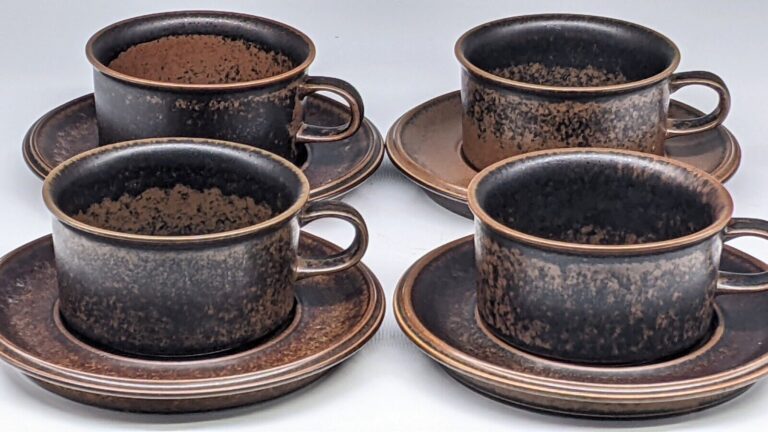 Read more about the article Set of 4 Vintage Arabia Finland Ruska Stoneware Tea Cups and Saucers