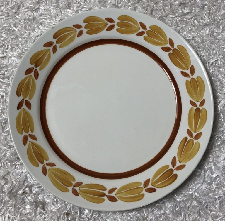 Read more about the article Vintage Arabia Finland Botnia 10″ Dinner Plate Hand Painted Rare Orange Floral 2
