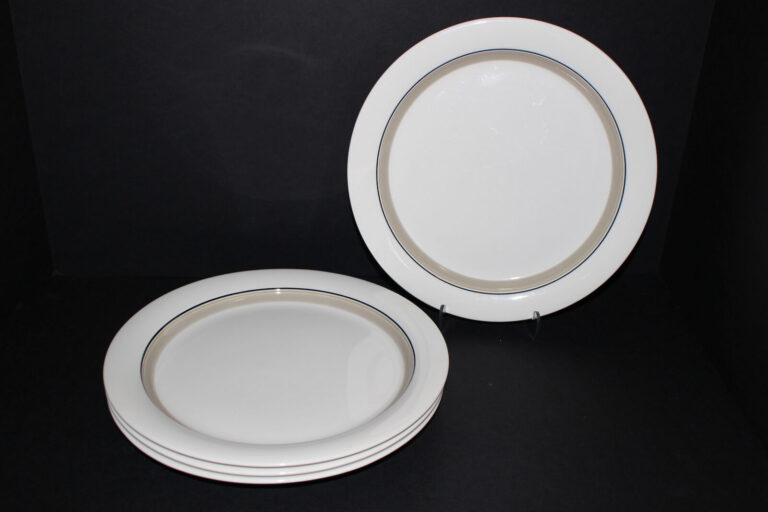Read more about the article SET OF 4 ARABIA SEITA ARCTICA 10.25″ DINNER PLATES-FINLAND