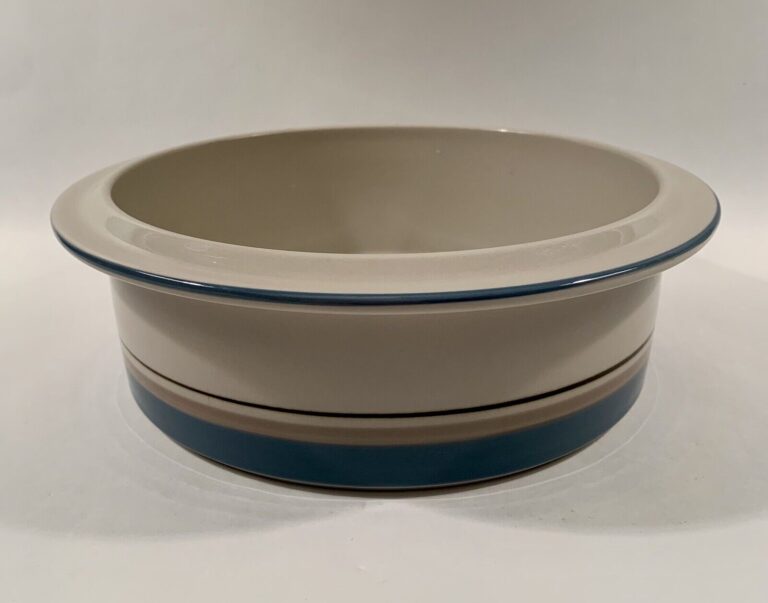 Read more about the article Arabia Finland Uhtua 9″ Round Casserole Excellent Condition Vintage Blue and Tan