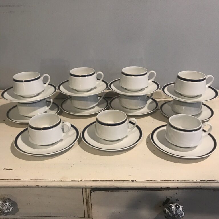 Read more about the article Vintage MCM Arabia Made In Finland Ahti Poslit Set Of  11 Cups And Saucers