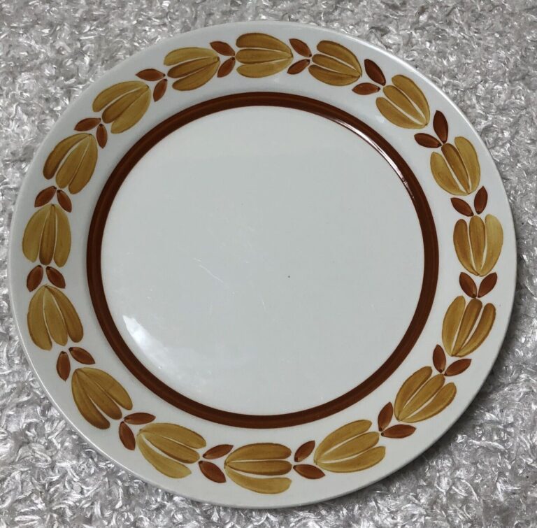 Read more about the article Vintage Arabia Finland Botnia 10″ Dinner Plate Hand Painted Rare Orange Floral 1