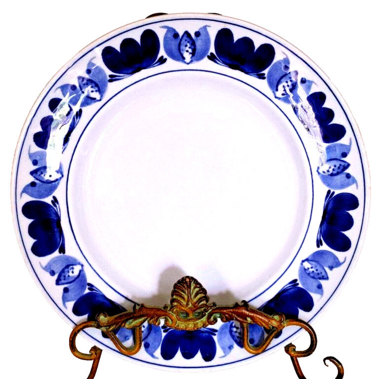 Read more about the article Finland Rare Blue Laurel Arabia Vintage Hand Painted Dinner Plates 10.5 in.
