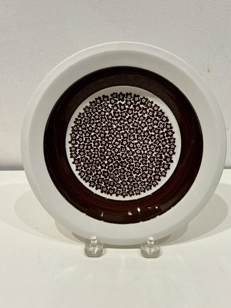 Read more about the article Arabia Finland Faenza 8″ Rimmed Soup Bowl Brown Flowers Seppala Vintage MCM