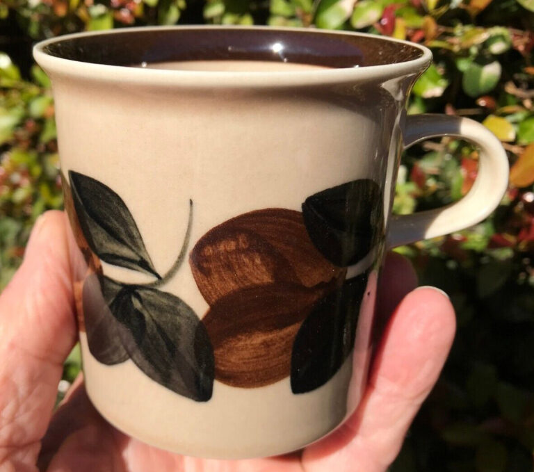 Read more about the article finland ARABIA RUIJA 3 3/8″ TROUBADOUR COFFEE MUG brown stripes CUP hand-painted
