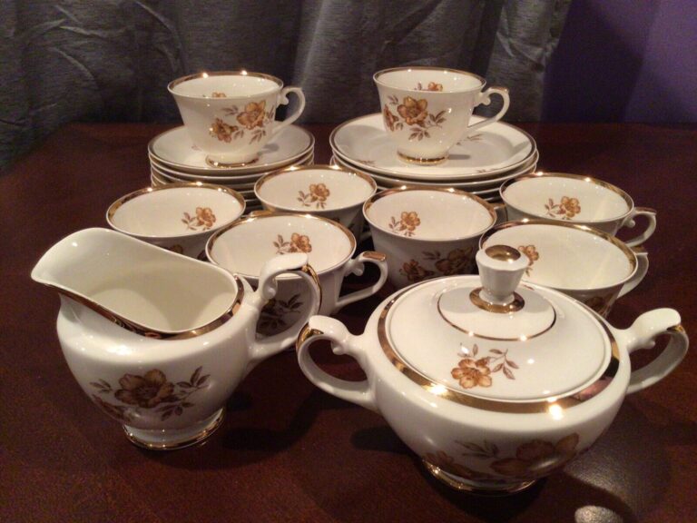 Read more about the article Arabia Finland MYRNA Luncheon Service Set 8 Cups Plates and Saucers +Sugar Creamer