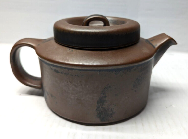 Read more about the article Vintage Ulla Procope ARABIA RUSKA Glazed Brown TEA POT w/ Diffuser 4.5″H x 9.5″L