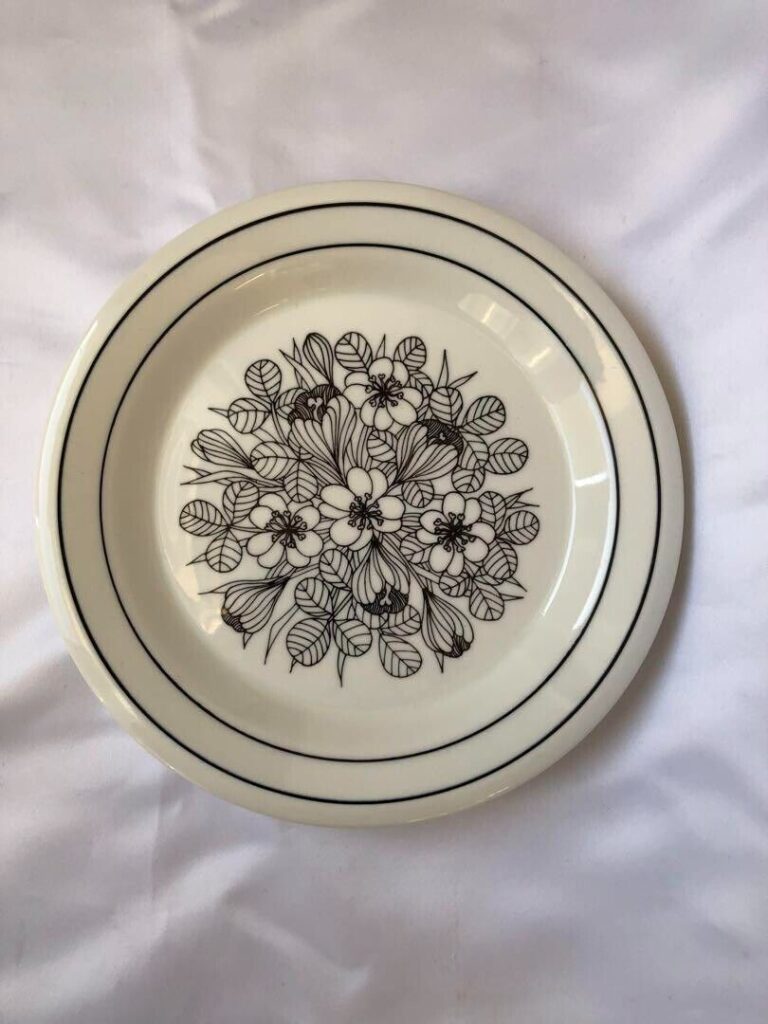 Read more about the article Arabia Krokus Plate 17cm Vintage Esteri Tomula