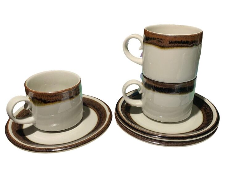 Read more about the article Arabia Finland MCM Set of 3 Teacups and Saucers in Karelia
