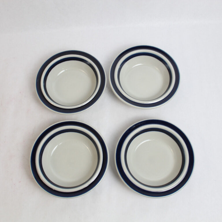 Read more about the article Set of 4 Vintage Arabia Finland Anemone Blue Rimmed Cereal Bowls 7 Inch