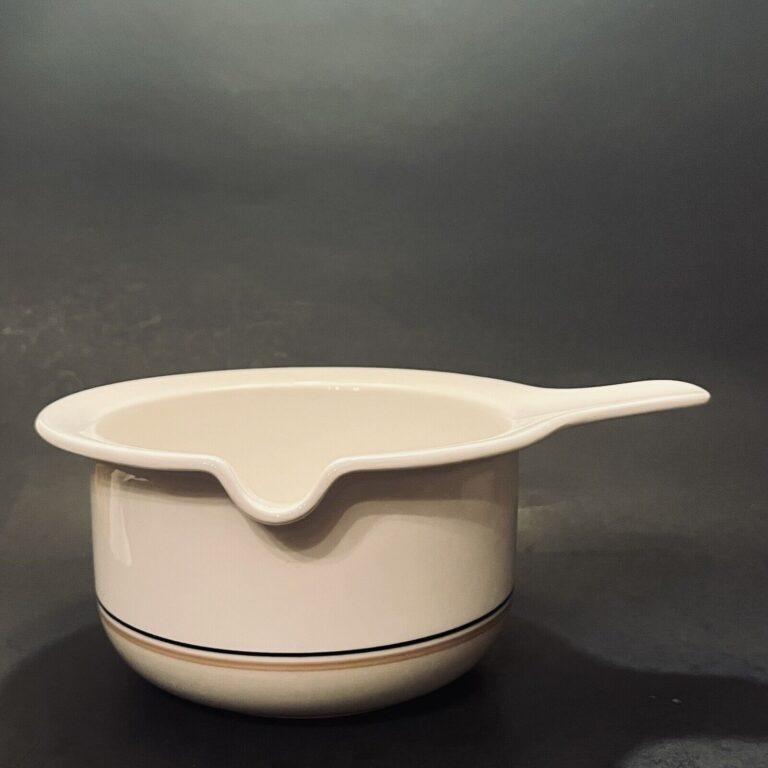 Read more about the article Vintage ARABIA Finland Seita Arctica Gravy Boat Pouring bowl With Handle