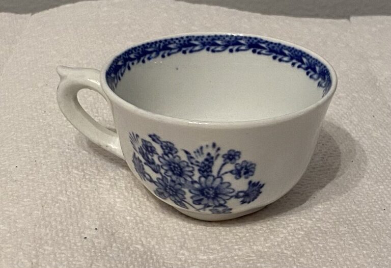 Read more about the article Arabia Blue Flowers Demi Cup  Signed  Made In Finland 2