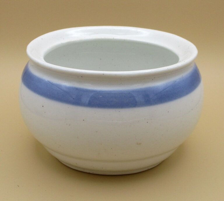 Read more about the article Vintage Arabia of Finland Ribbons Blue Mini Oval Sugar Bowl (no lid)