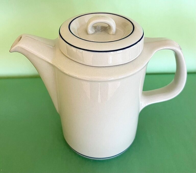 Read more about the article Vintage ARABIA Finland SAIMAA Pattern 5-Cup COFFEE POT Excellent Condition!