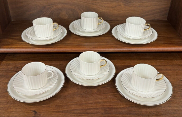 Read more about the article Vintage 18-Piece Set ARABIA OF FINLAND White Gold Fluted Cups and Saucers