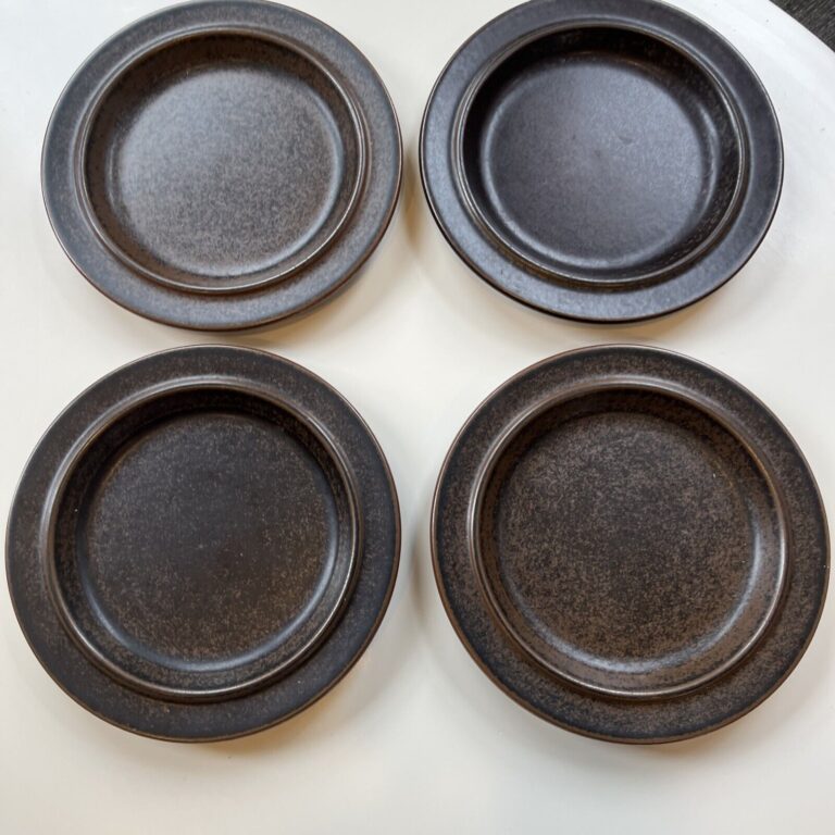 Read more about the article Set of 4 Ulla Procope for Arabia Stoneware Brown Ruska Salad Plates Finland