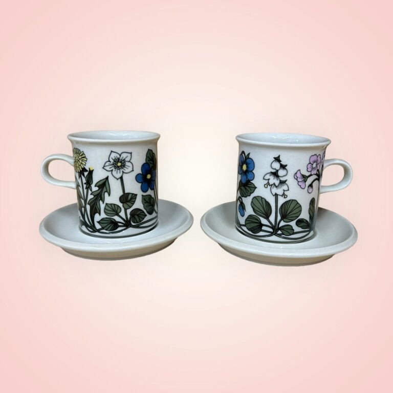 Read more about the article Set of 2 Vintage Arabia of Finland Flora Espresso Cups Mugs and Saucers EUC RARE!