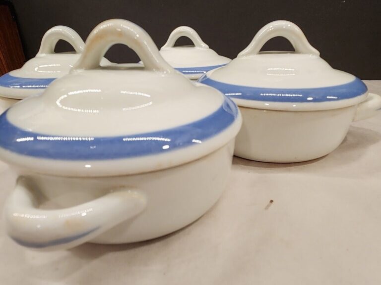 Read more about the article Arabia Ribbons Blue Individual Mini 8 oz Casseroles and Lids Set of 4 Finland