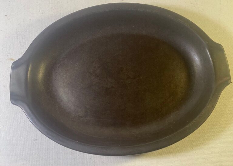 Read more about the article Vintage Black Liekki Arabia  Finland Oval Baking Dish With Handles 10 5/8 Inches
