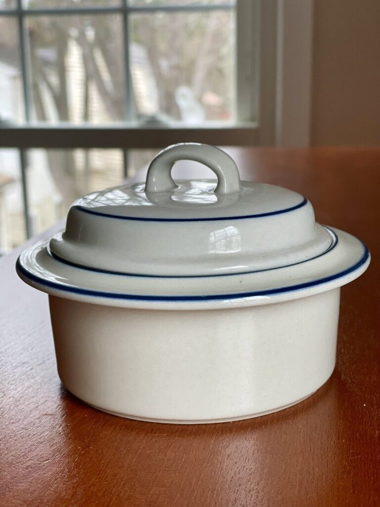Read more about the article Vintage Arabia Finland Saimaa #49 Round Lidded Bowl Blue Stripe 5”