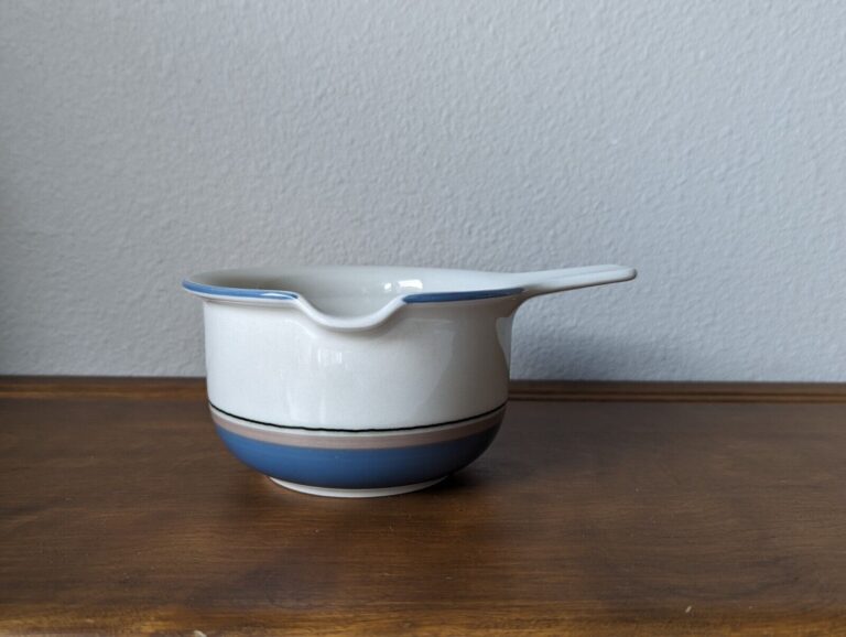 Read more about the article Vintage ARABIA Finland Uhtua Gravy Boat Pouring bowl Inkeri Leivo Modern