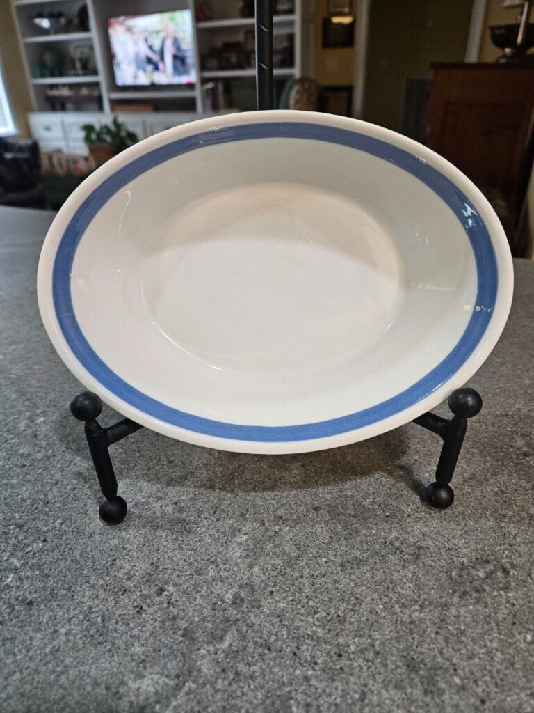 Read more about the article ARABIA FINLAND RIBBONS BLUE 8 ” OVAL VEGETABLE BOWL EUC