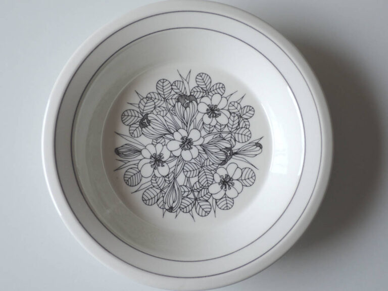 Read more about the article Vintage Crocus 20Cm Bowl Soup Plate Arabia Esteri Tomura Mug Krokus Bw