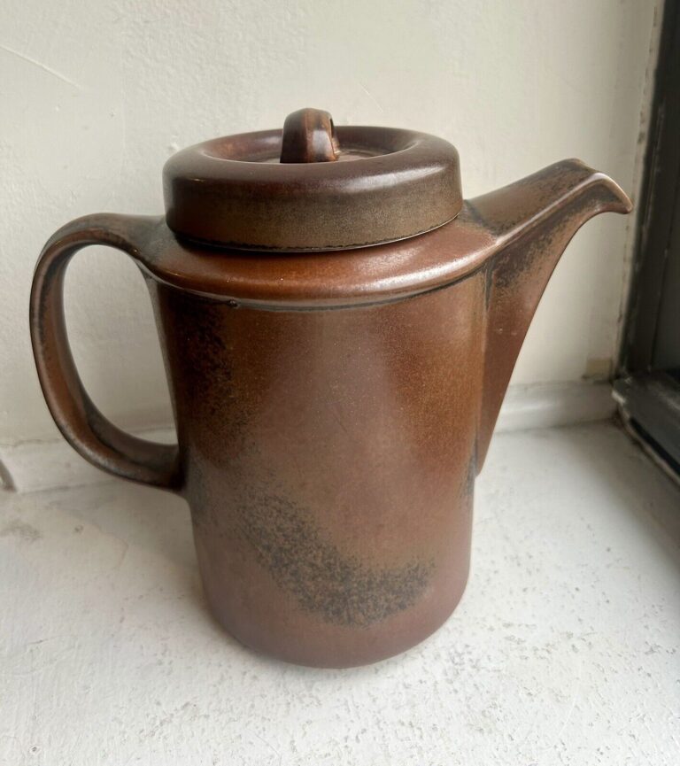 Read more about the article Stoneware Coffee Pot and Lid Arabia Finland Ruska MCM By Ulla Procope 7 1/2” Tall