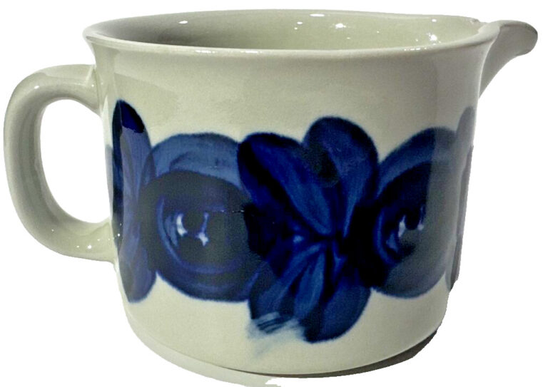 Read more about the article VTG Arabia Finland ANEMONE Blue Creamer Milk Pitcher Jug 8oz 3” Navy Flowers