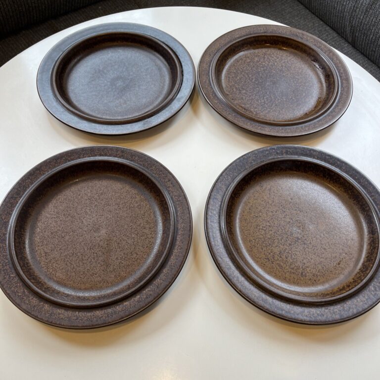 Read more about the article Set of 4 Ulla Procope for Arabia Stoneware Brown Ruska Dinner Plates Finland